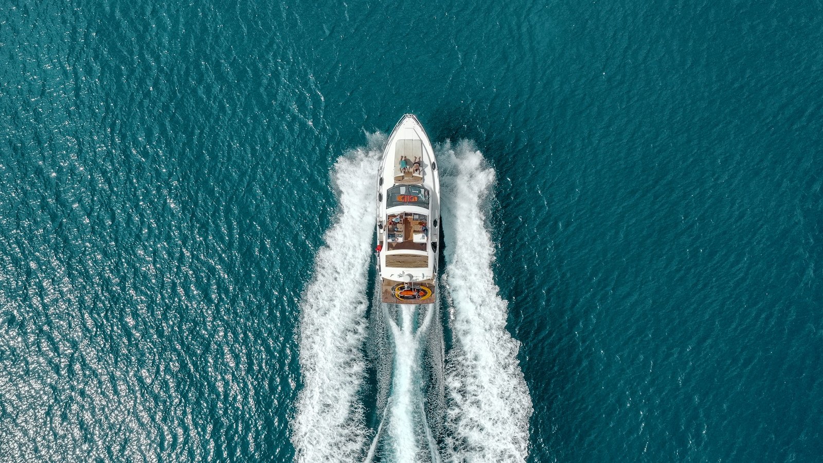 Fairline F-Line en el agua — day boat con diseño Mancini
