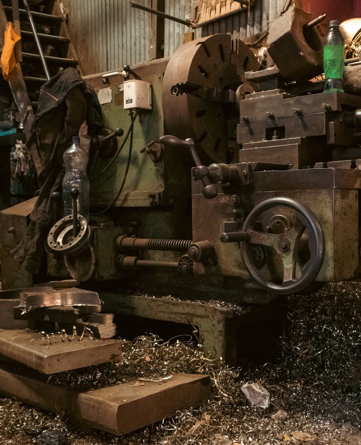 Torno industrial donde se utilizan escobillas de carbón Alfa Carbon